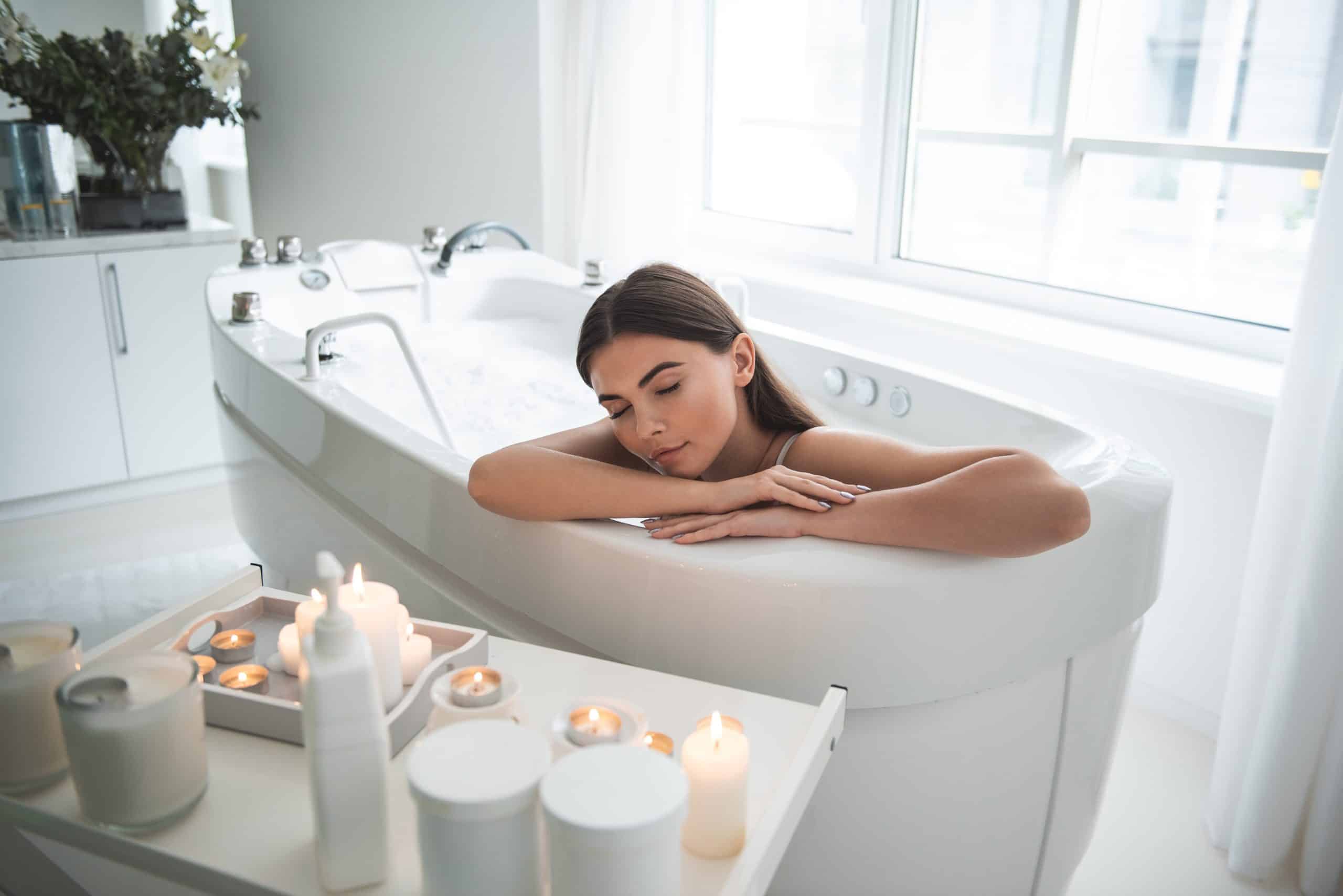 Wellnessbereich mit warmer Beleuchtung und natürlichen Materialien