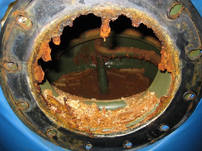 Ungereinigter Warmwasserspeicher mit Ablagerungen